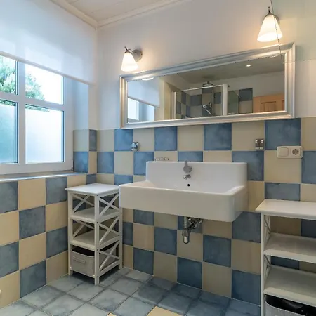 Haubarg Reetdachhaus Luettje Haubarg Hébergement de vacances *